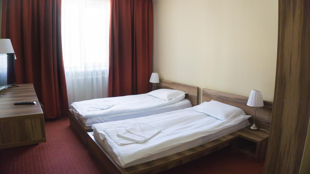 Hotel Merkur Miercurea Ciuc Exterior photo